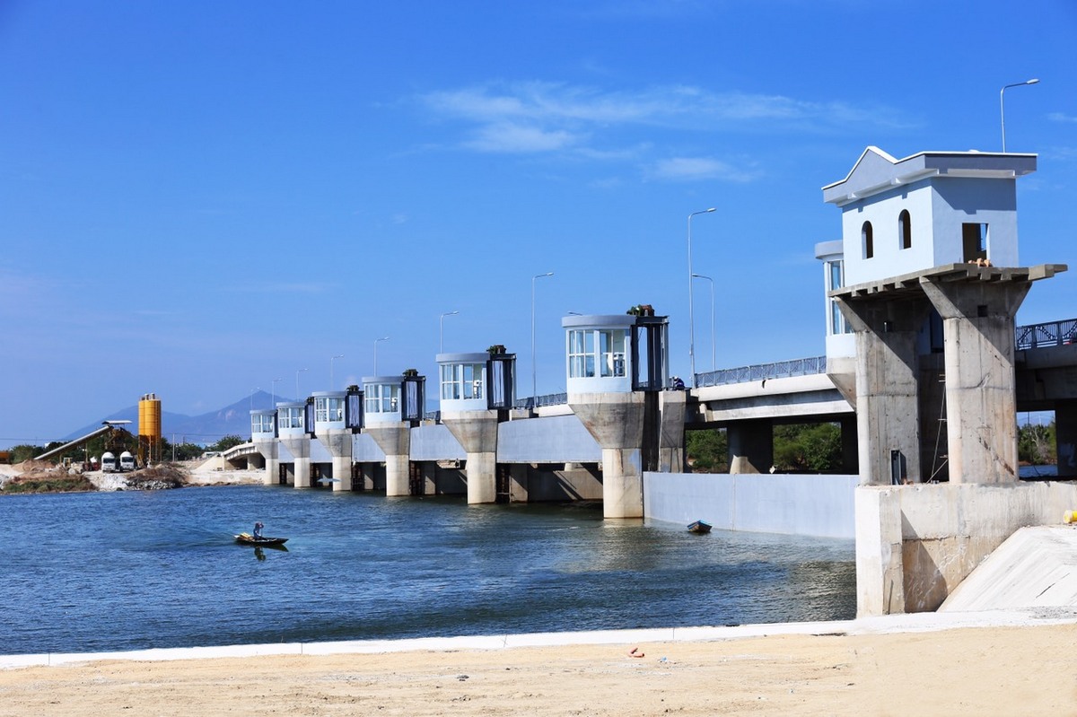 Ninh Thuận khánh thành đập hạ lưu nối đôi bờ sông Dinh