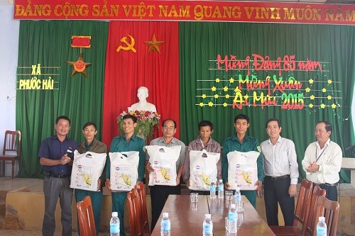 Gia Việt tặng quà tết cho các gia đình khó khăn đoán tết Ất Mùi